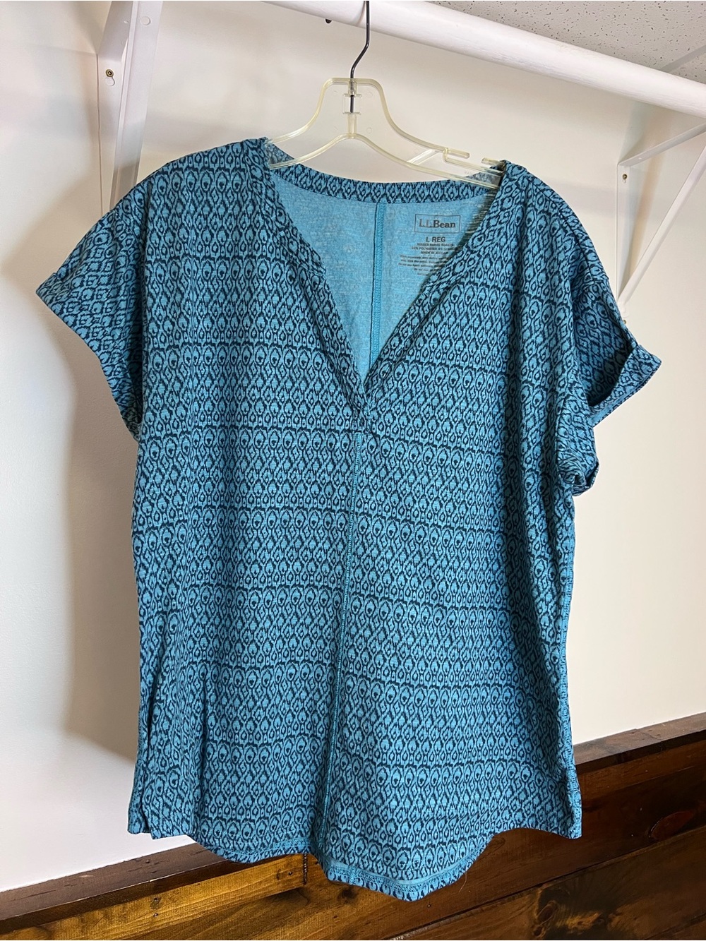 L.L. Bean Blue Patterned Short Sleeve V-Neck Top- L